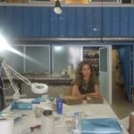 Restauradors de l'Arxiu Nacional d'Oman venen a aprendre al taller de restauració de paper i llibres de Rita Udina